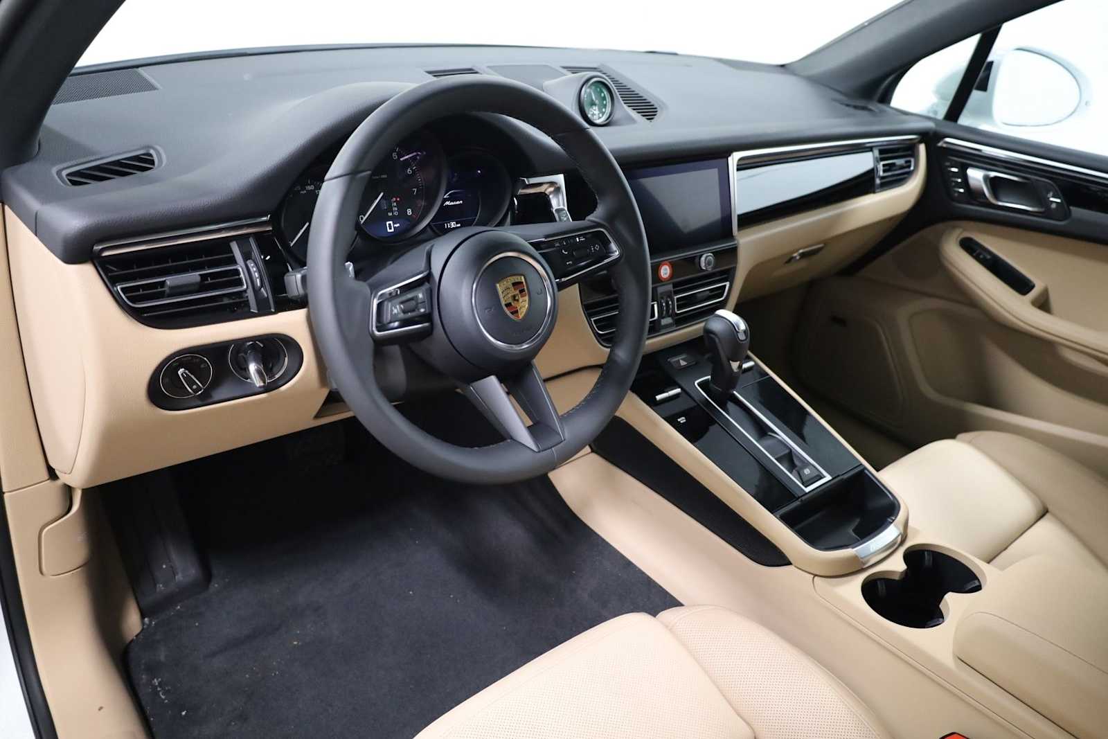 Thumbnail: 2026 Porsche Macan - 4