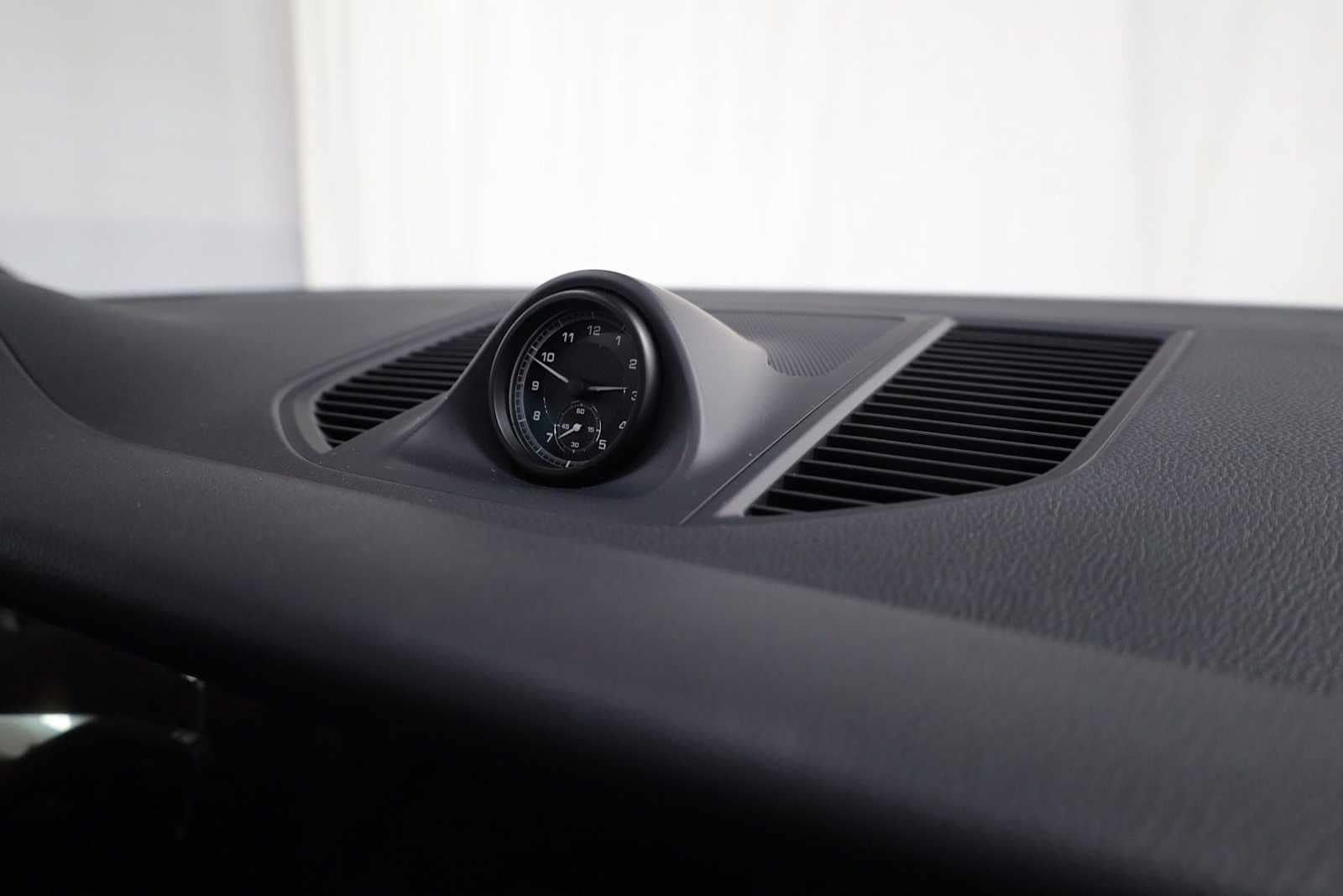 Thumbnail: 2026 Porsche Macan - 23