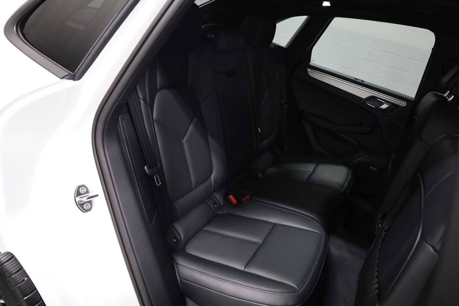 Thumbnail: 2026 Porsche Macan - 37