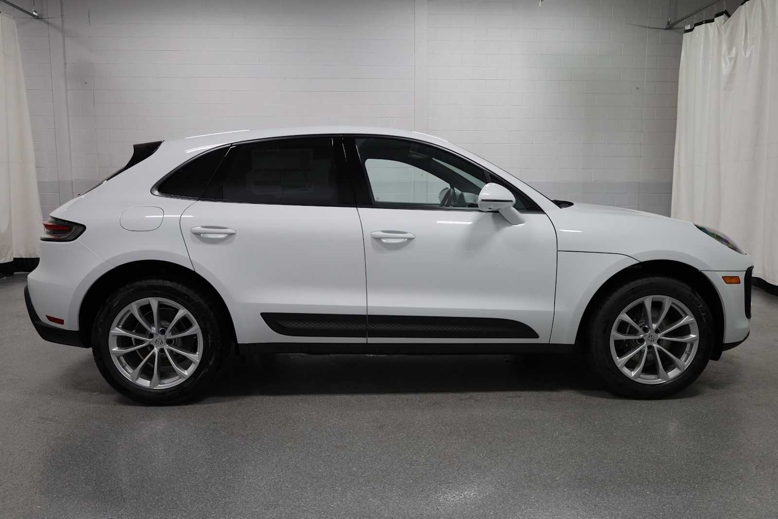 Thumbnail: 2026 Porsche Macan - 10