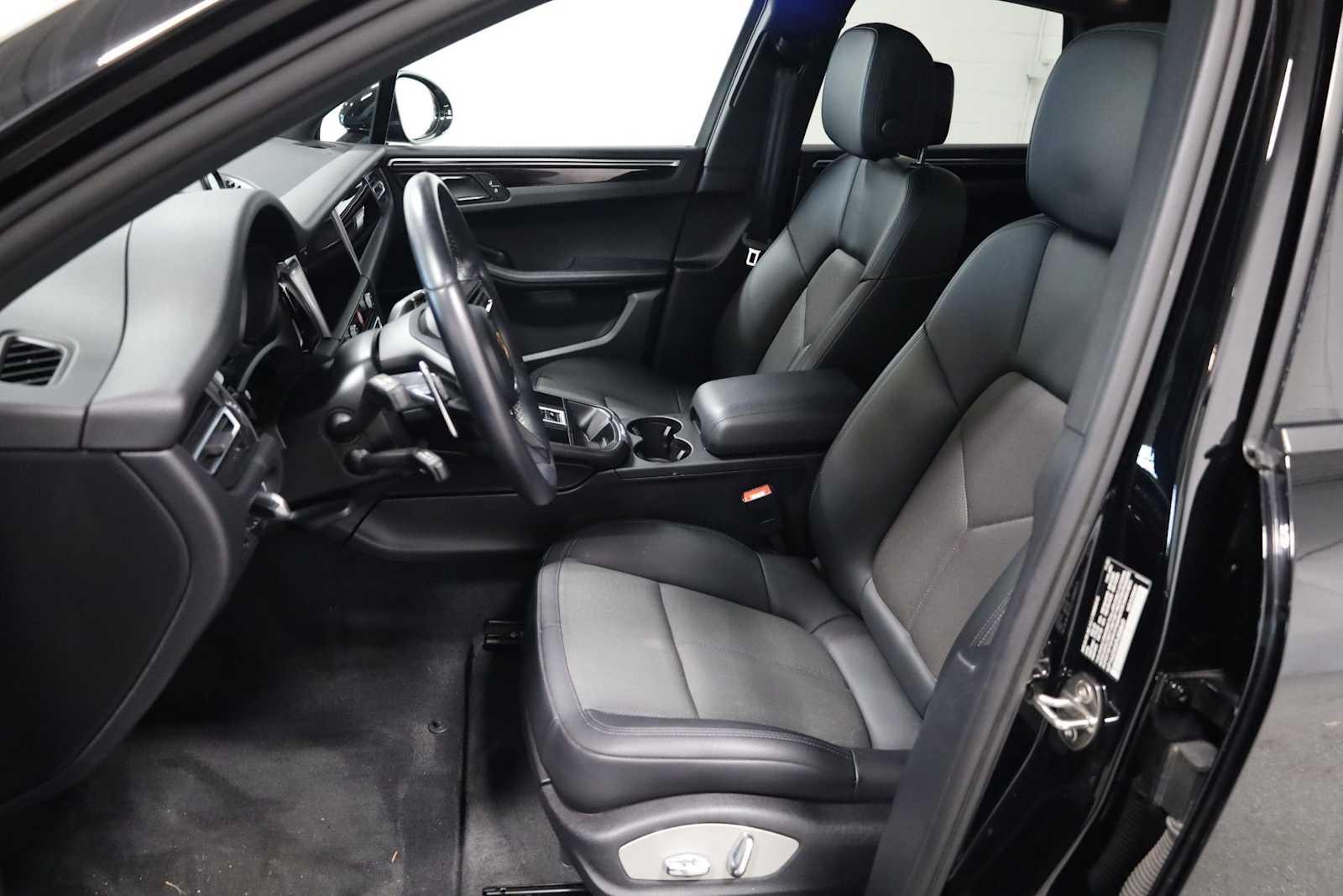 Thumbnail: 2023 Porsche Macan - 5