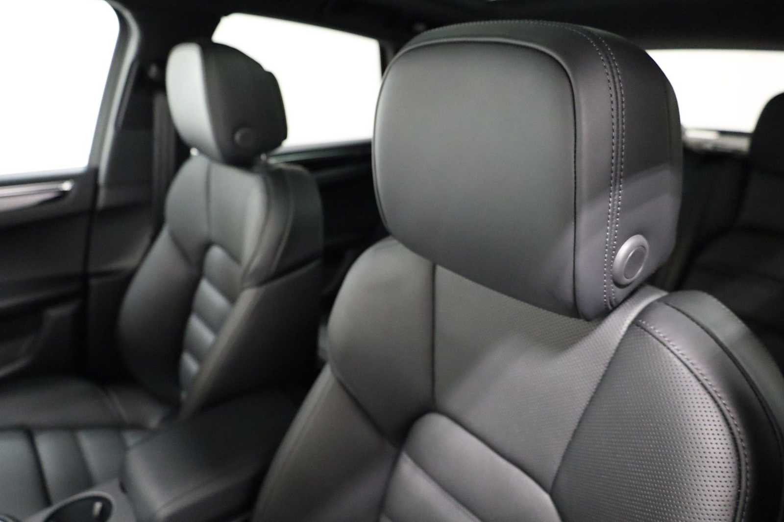 Thumbnail: 2026 Porsche Macan - 19