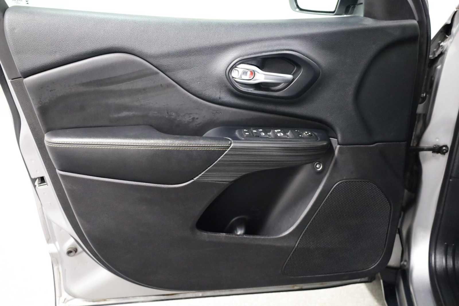 Thumbnail: 2016 Jeep Cherokee - 16