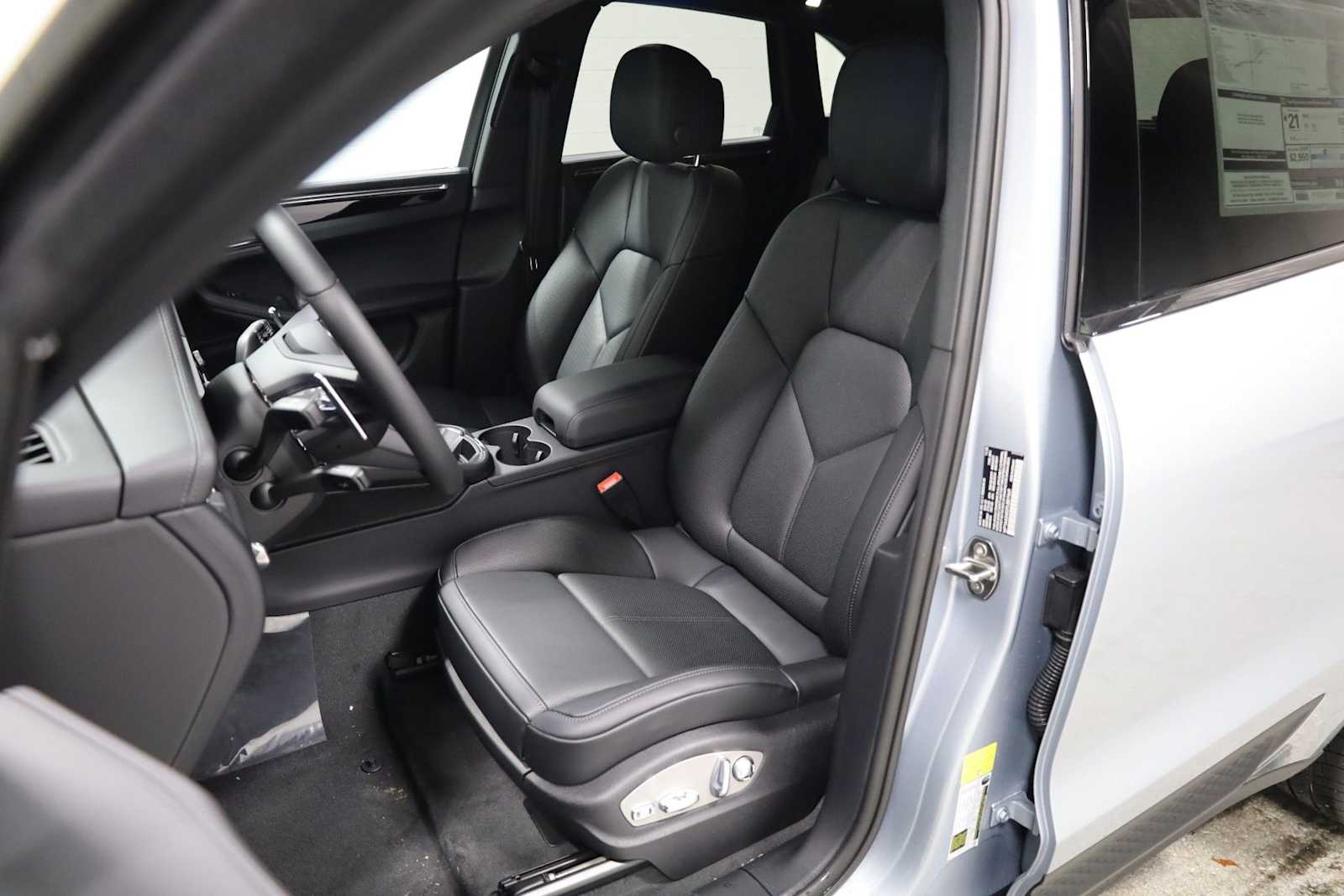 Thumbnail: 2026 Porsche Macan - 5