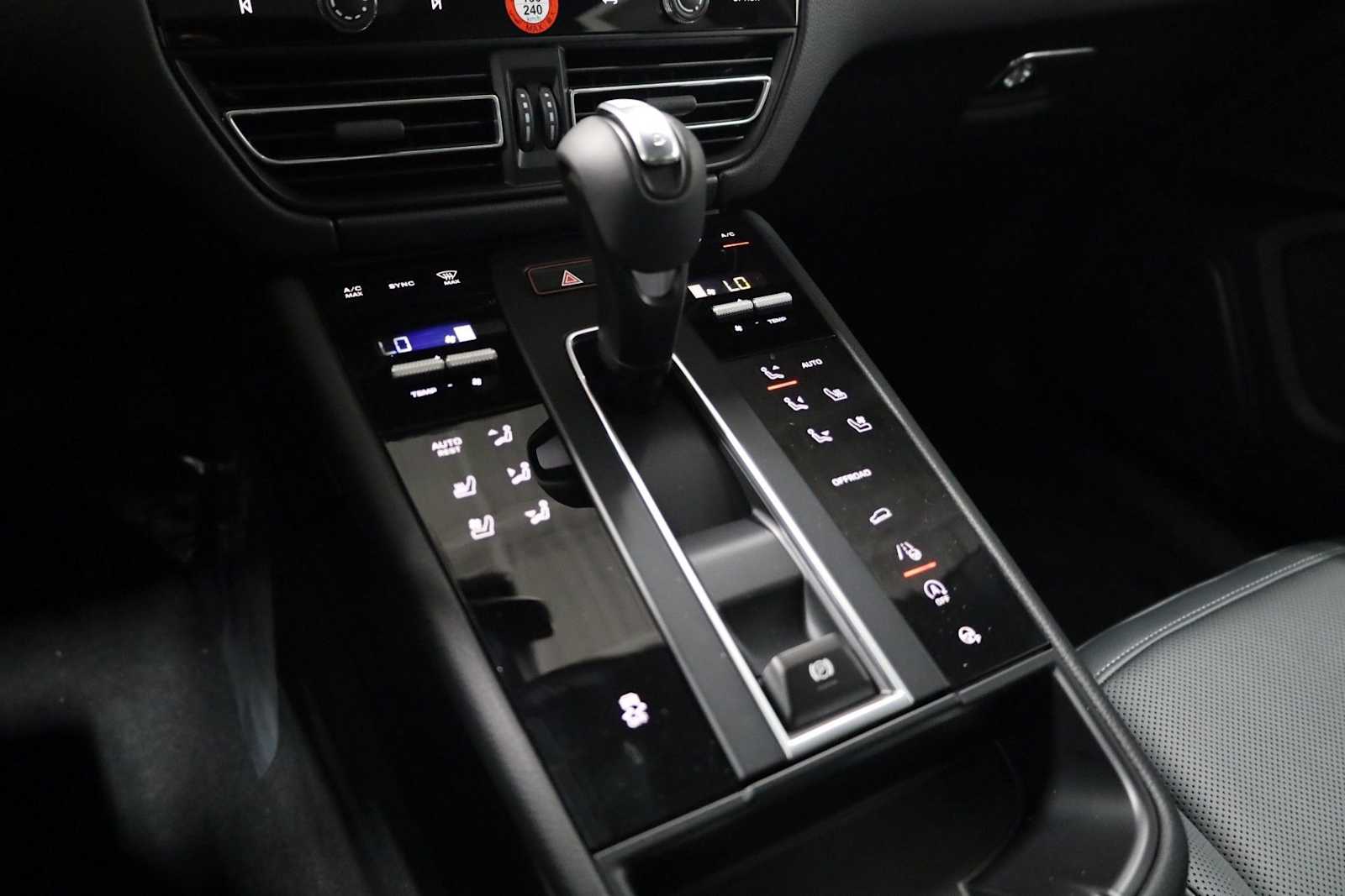 Thumbnail: 2026 Porsche Macan - 29