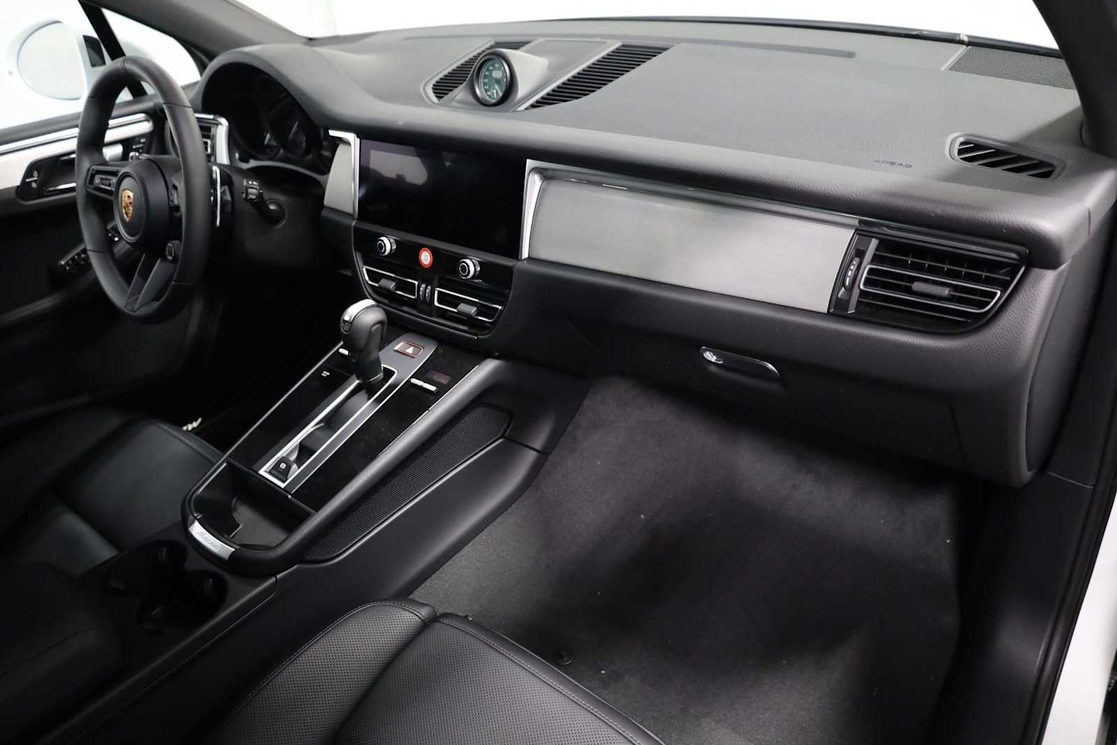 Thumbnail: 2026 Porsche Macan - 6