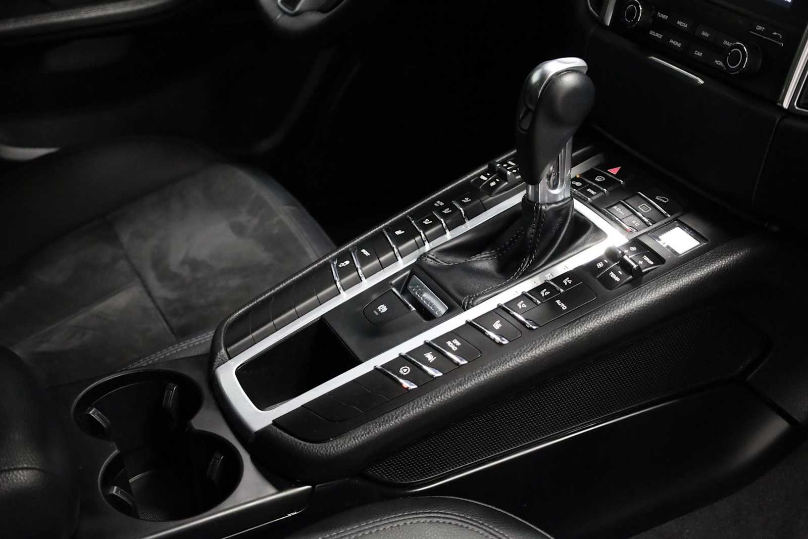 Thumbnail: 2018 Porsche Macan - 21