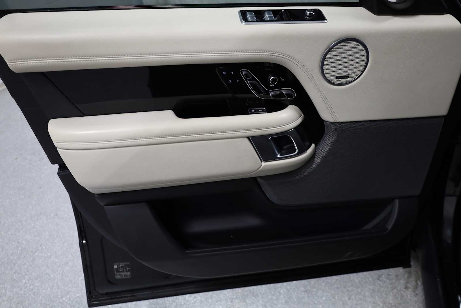 Thumbnail: 2021 Land Rover Range Rover - 16