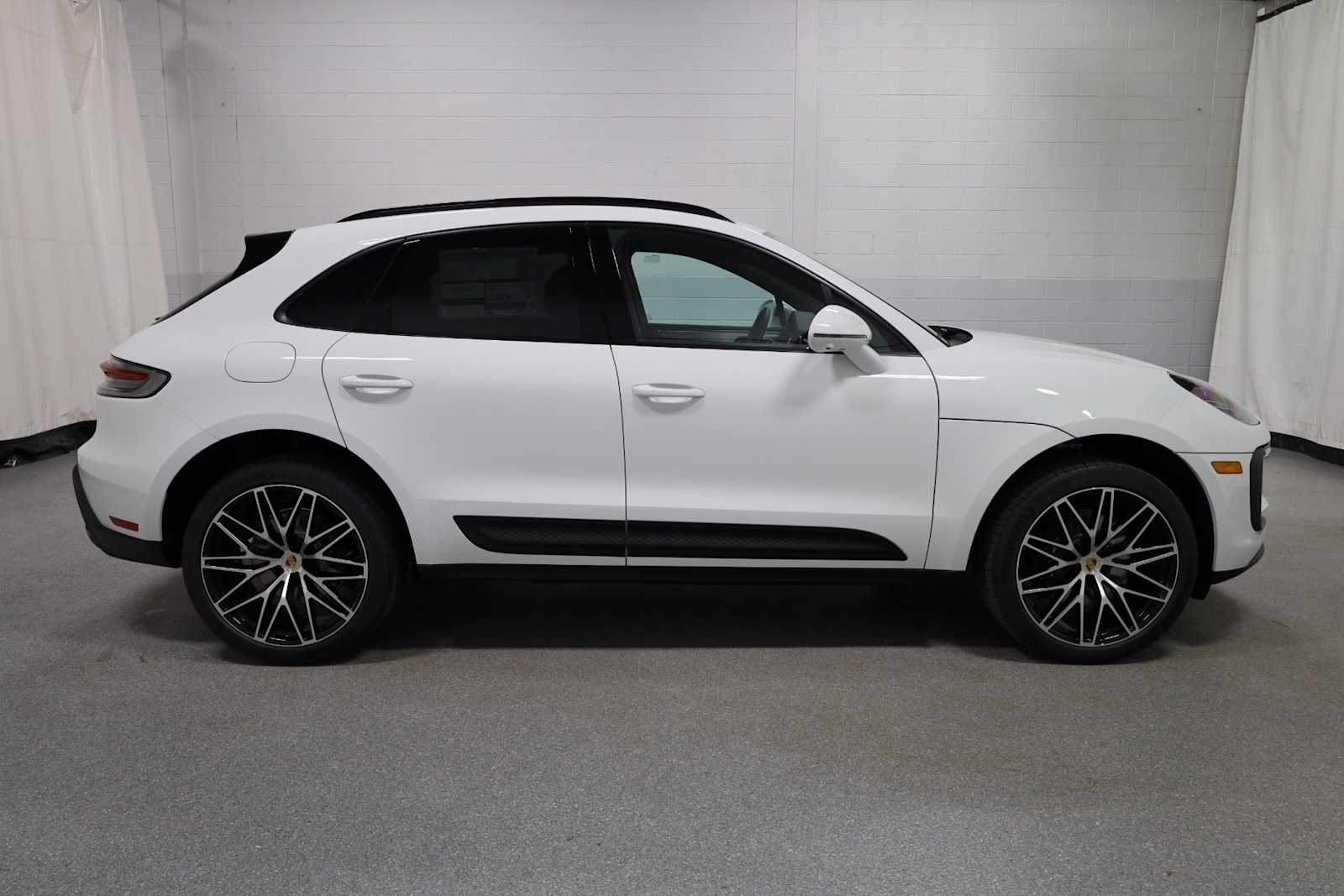 Thumbnail: 2026 Porsche Macan - 10
