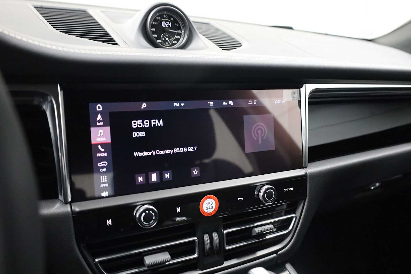 Thumbnail: 2026 Porsche Macan - 32