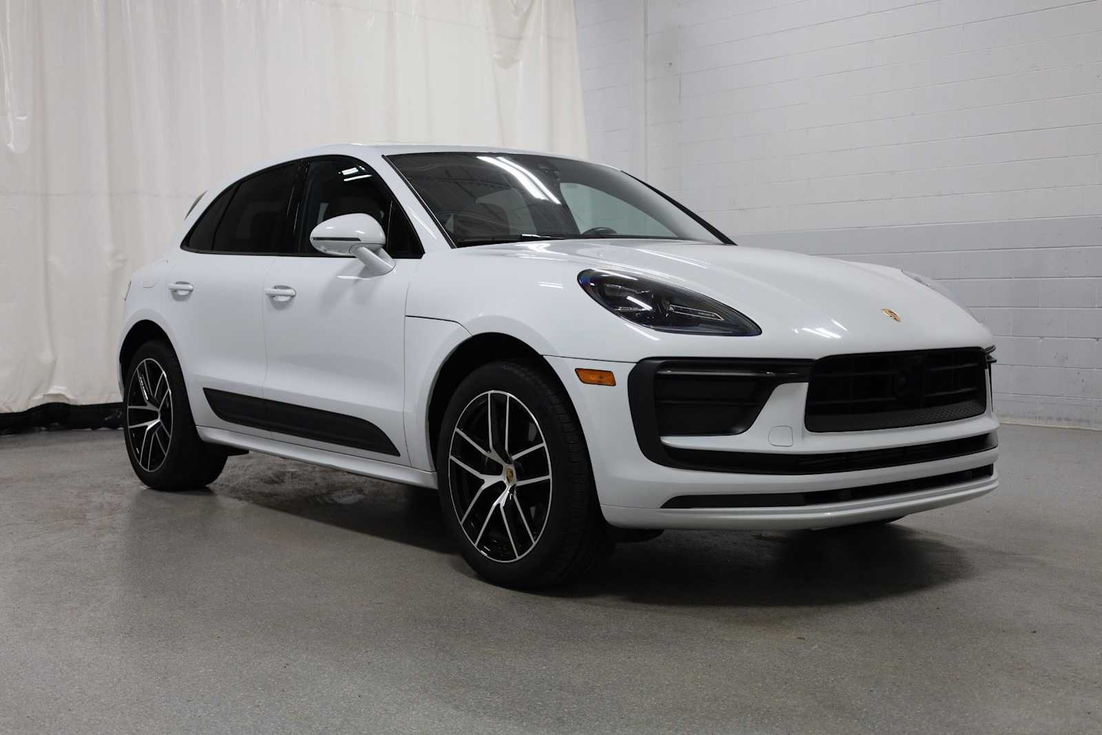 Thumbnail: 2023 Porsche Macan - 13