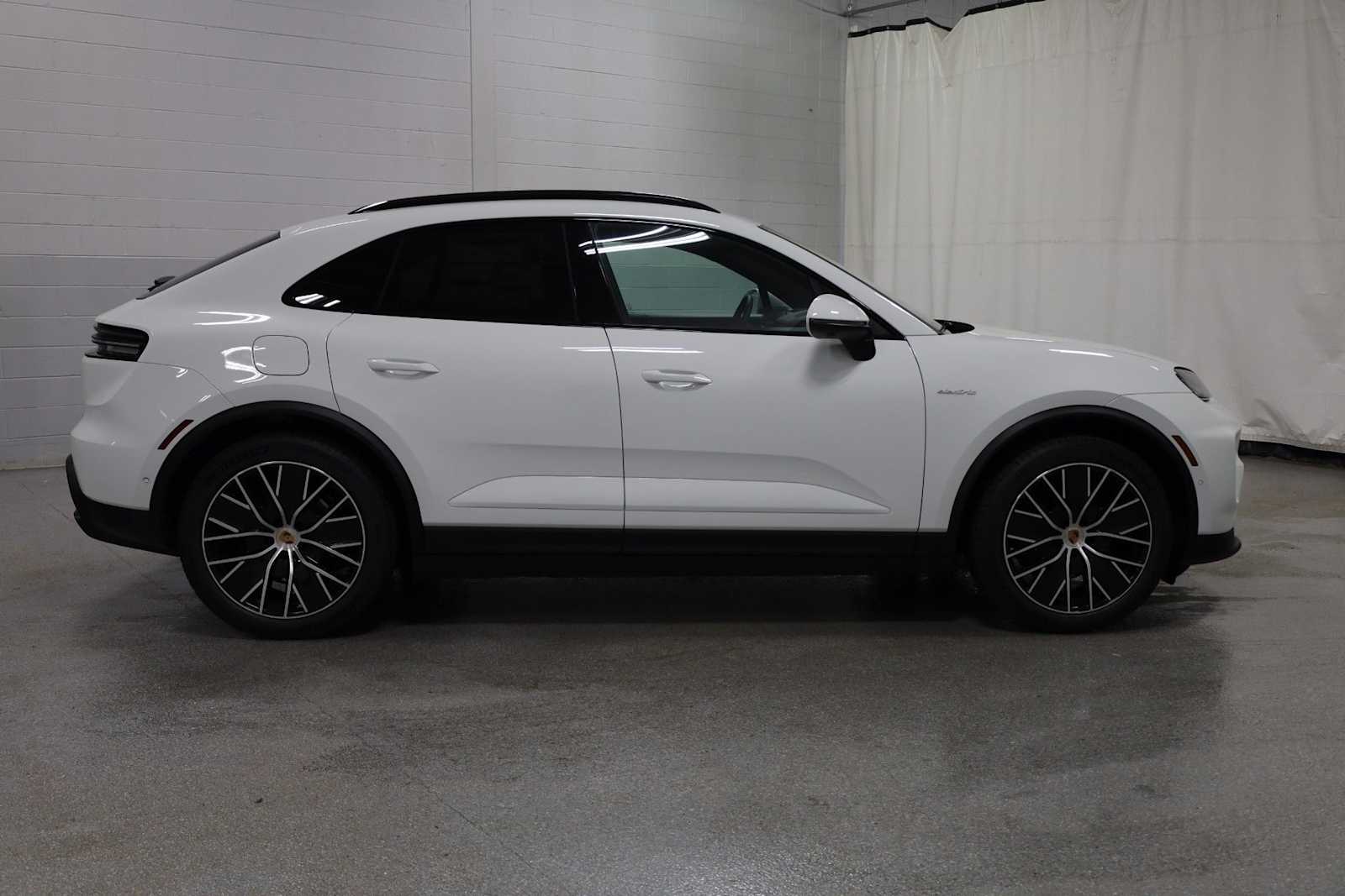 Thumbnail: 2026 Porsche Macan - 11