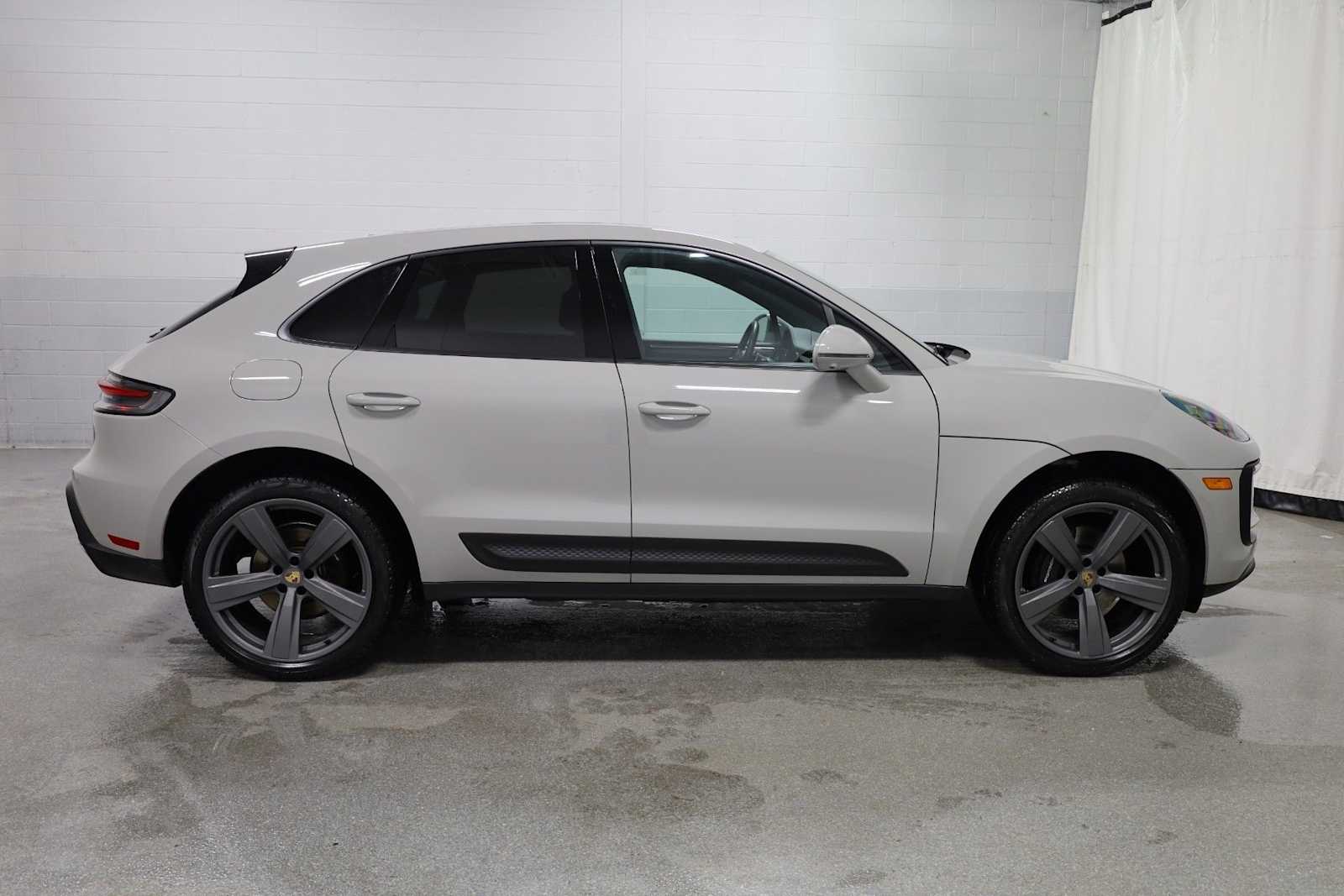 Thumbnail: 2025 Porsche Macan - 10