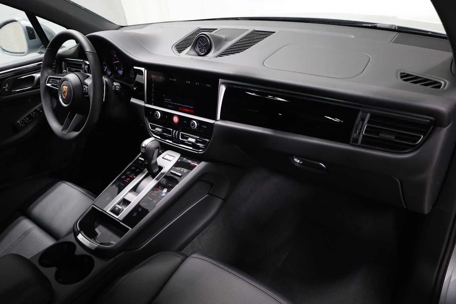 Thumbnail: 2026 Porsche Macan - 6