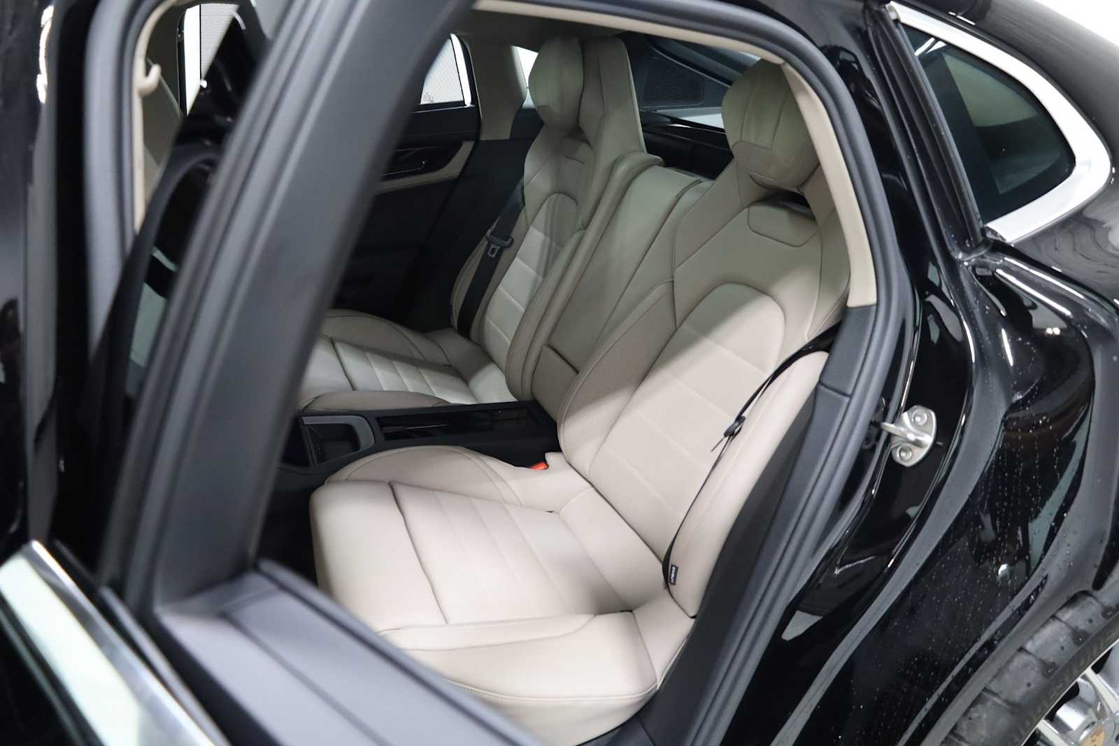 Thumbnail: 2026 Porsche Panamera - 36