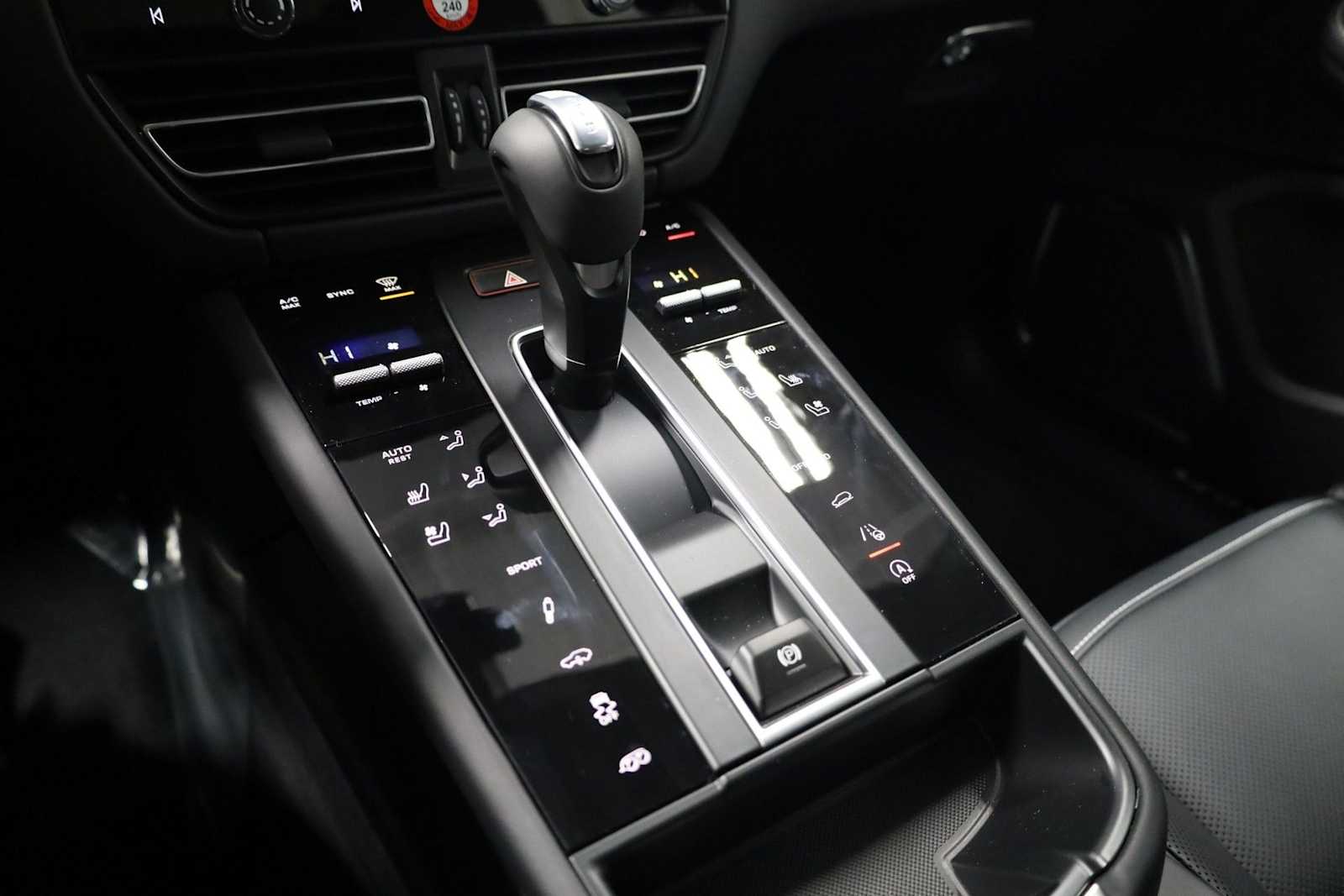 Thumbnail: 2026 Porsche Macan - 29