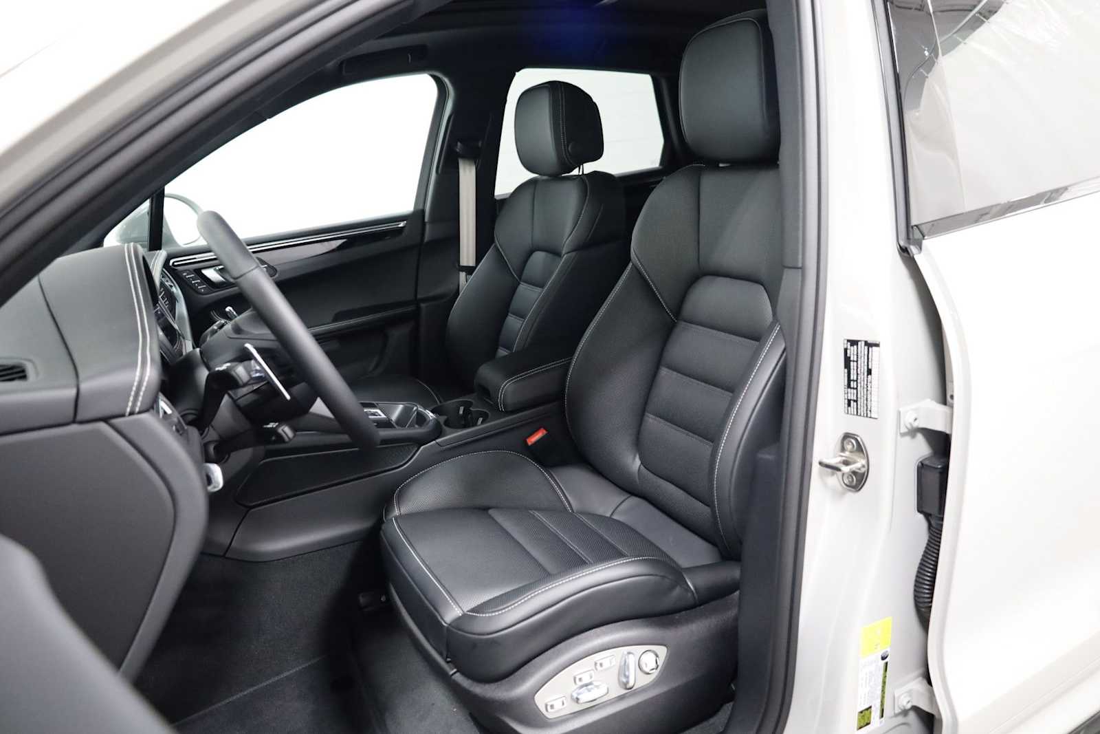 Thumbnail: 2026 Porsche Macan - 5