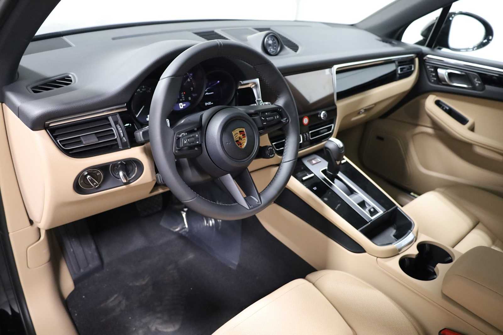 Thumbnail: 2026 Porsche Macan - 4
