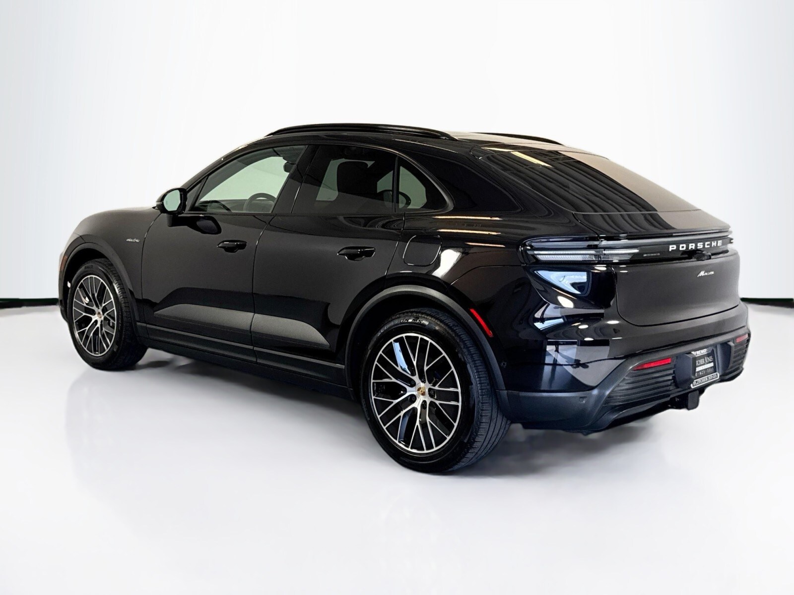 2025 Porsche Macan Electric photo 3