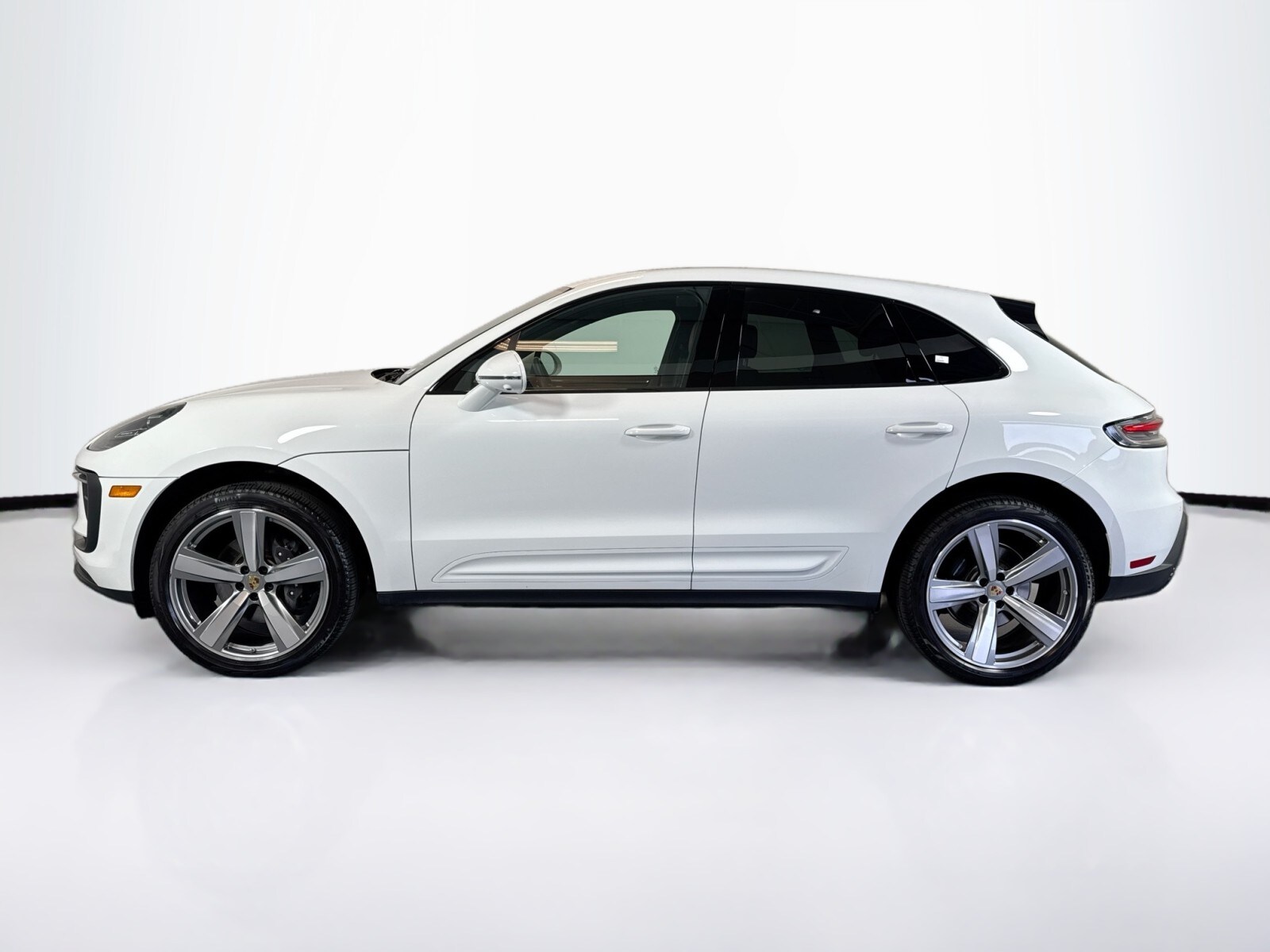 2024 Porsche Macan photo 2
