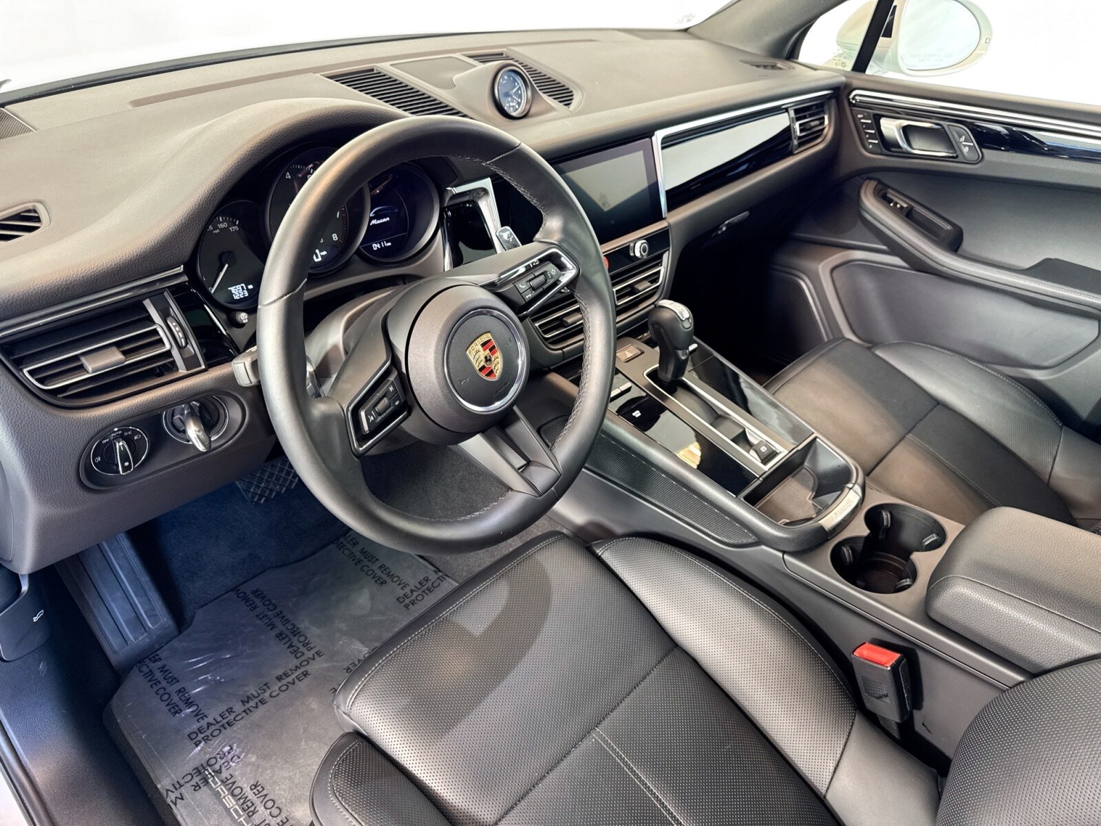 2025 Porsche Macan T photo 4