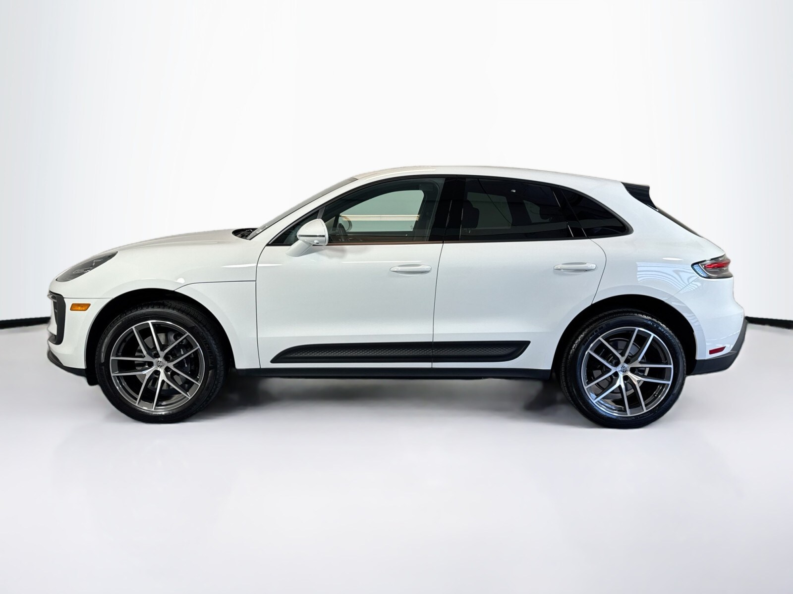 2025 Porsche Macan T photo 2