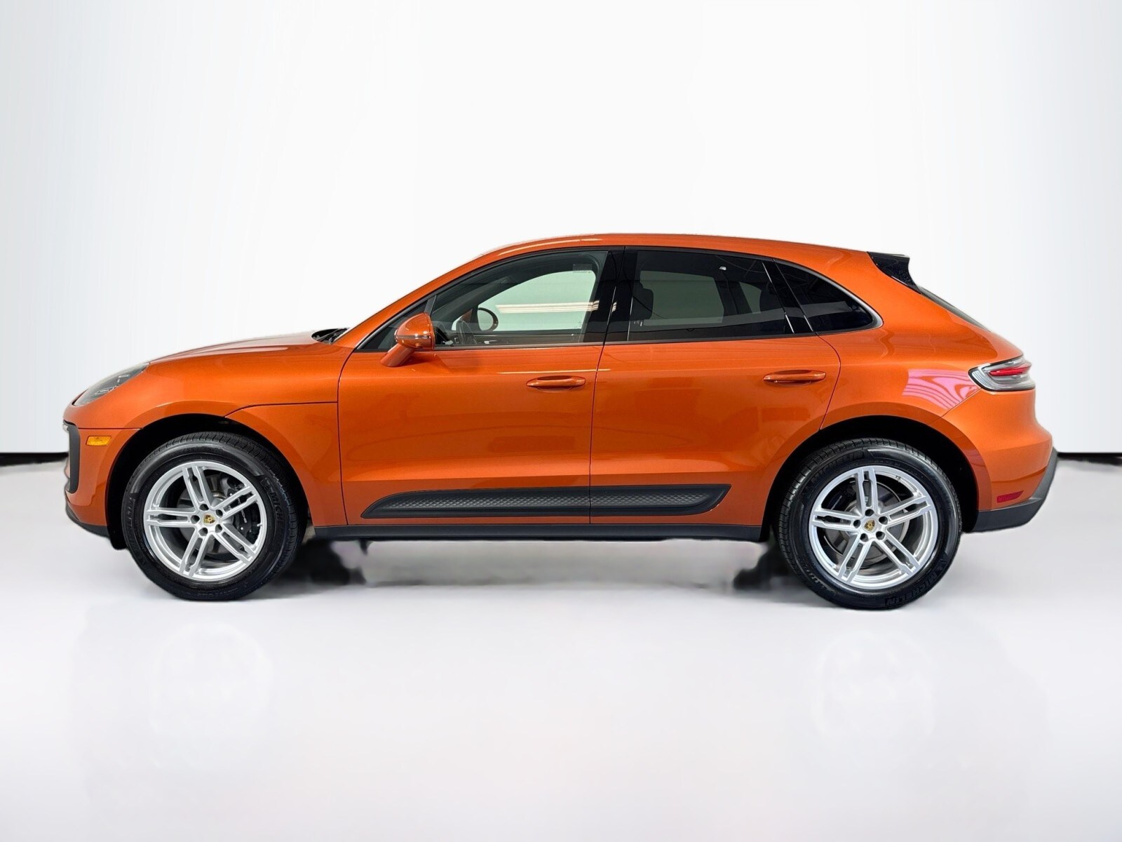 2025 Porsche Macan T photo 2