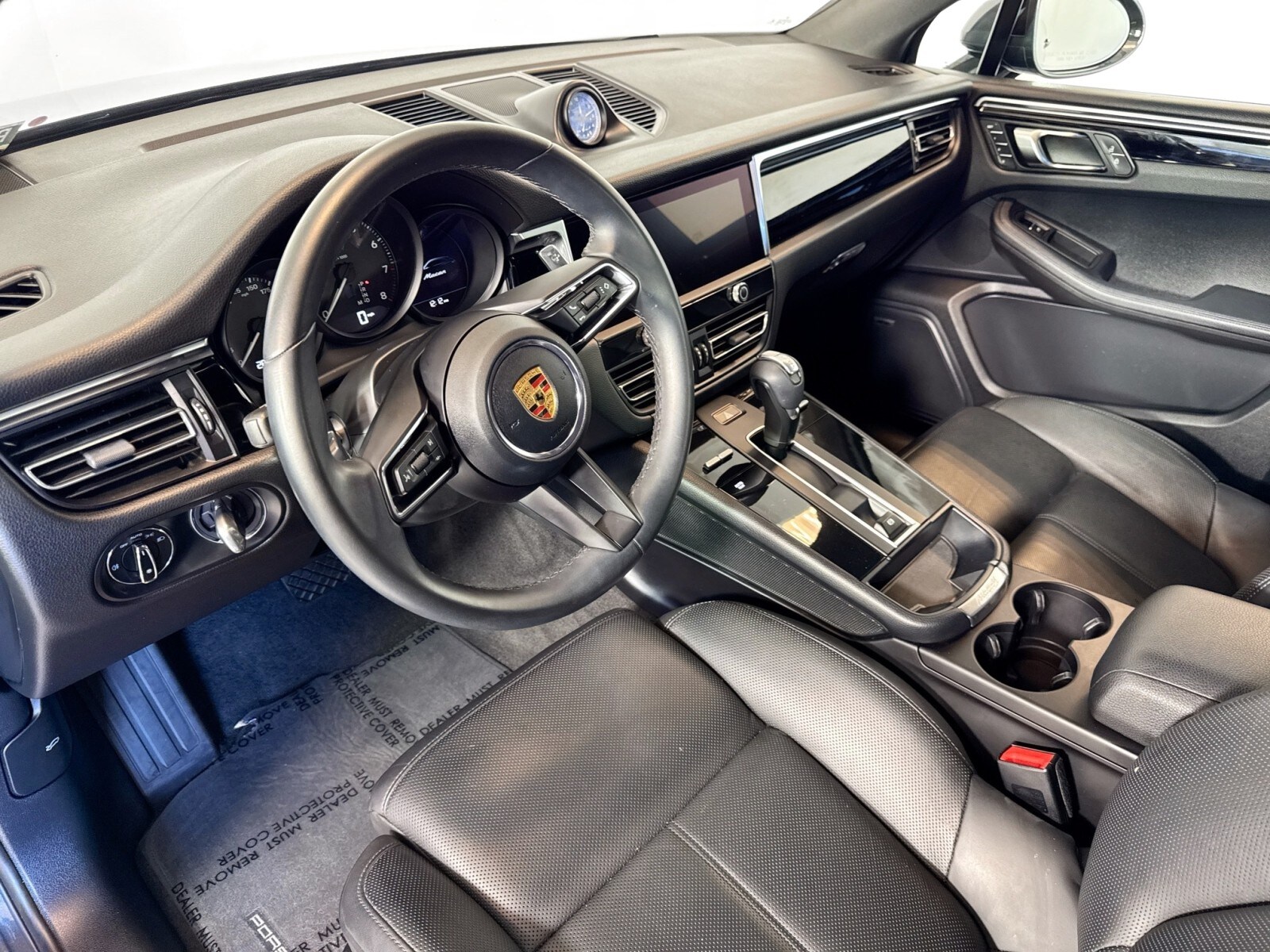 2022 Porsche Macan photo 2