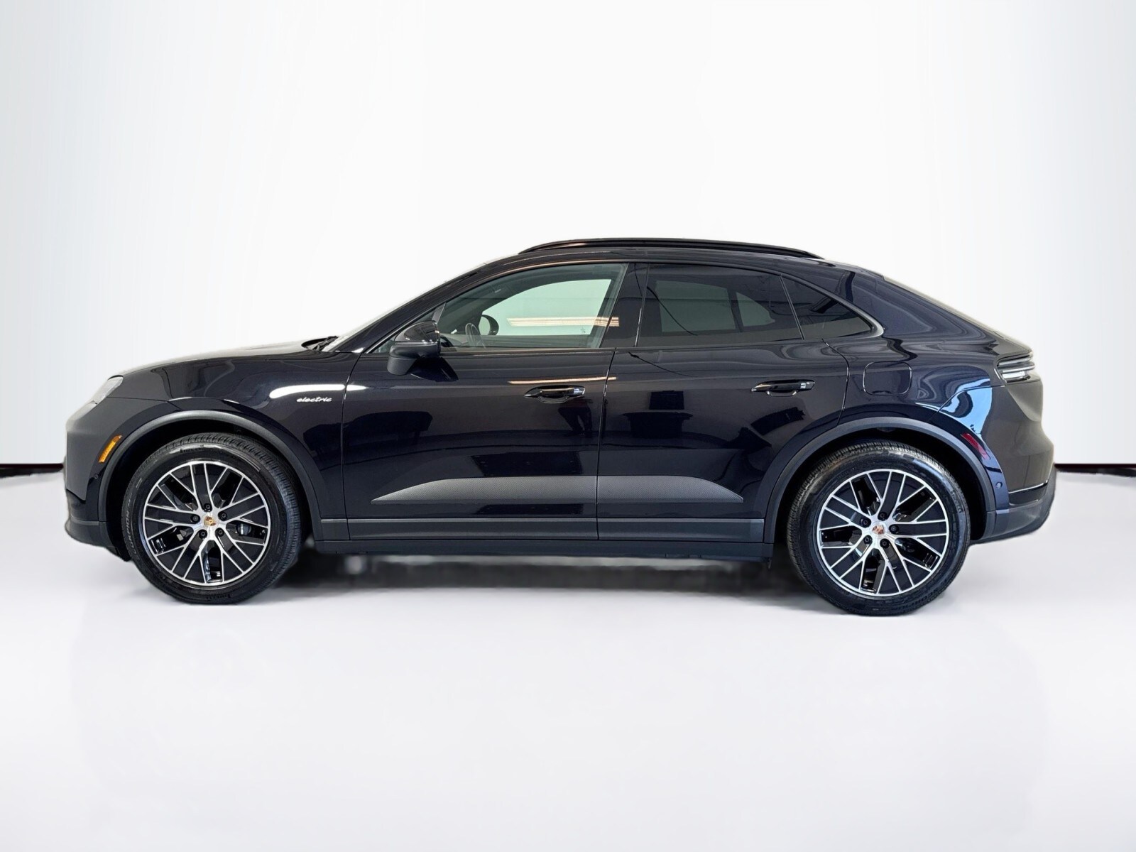 2025 Porsche Macan Electric photo 2
