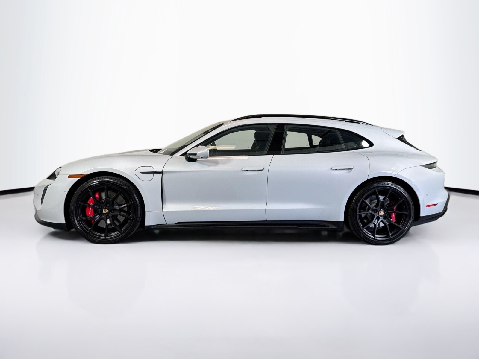 2024 Porsche Taycan GTS Sport Turismo photo 2