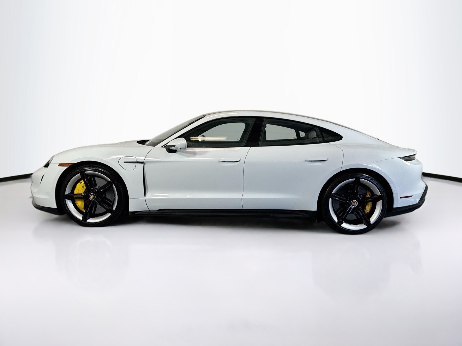 2021 Porsche Taycan Turbo S photo 2