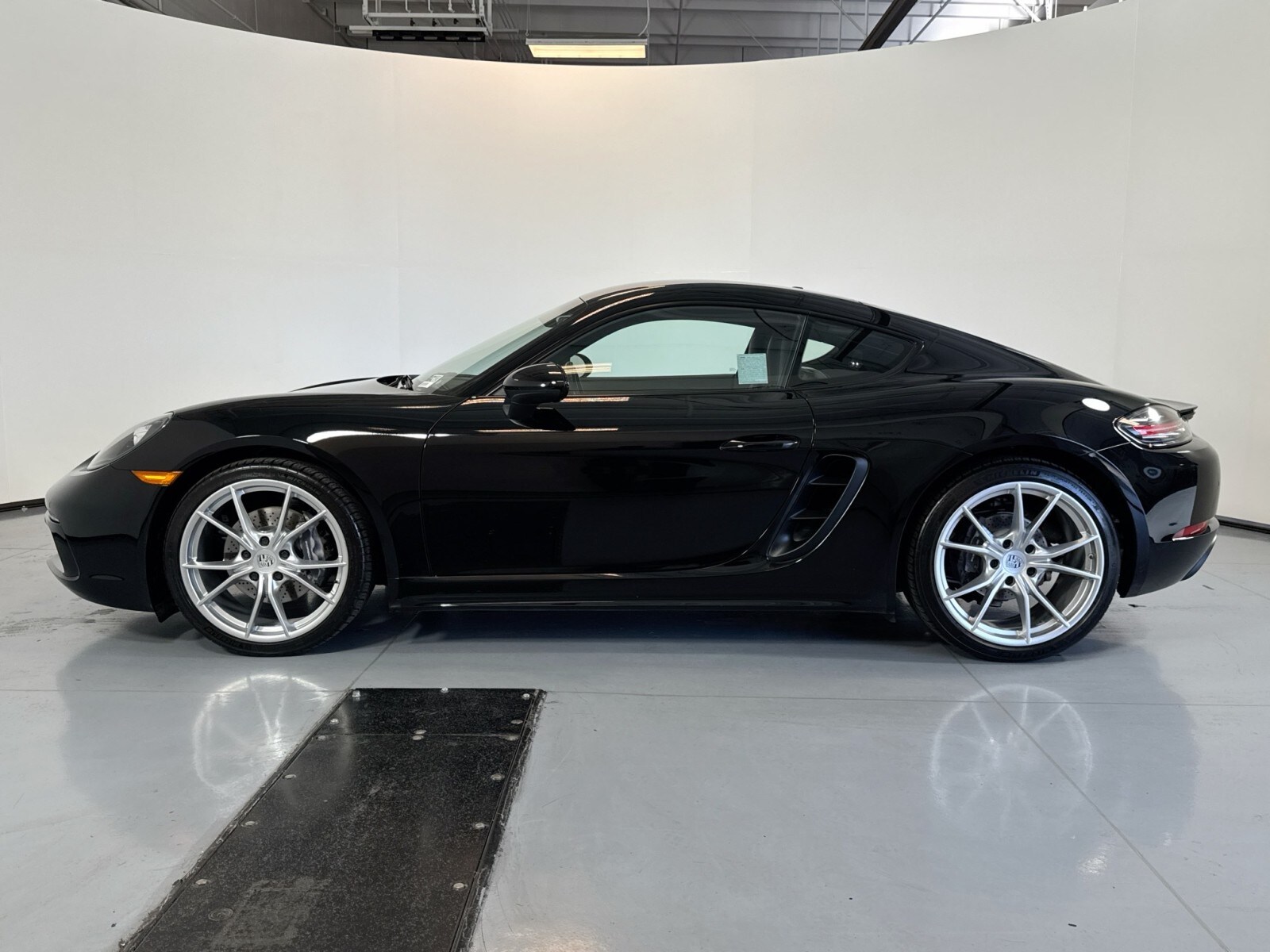 2018 Porsche Cayman photo 2