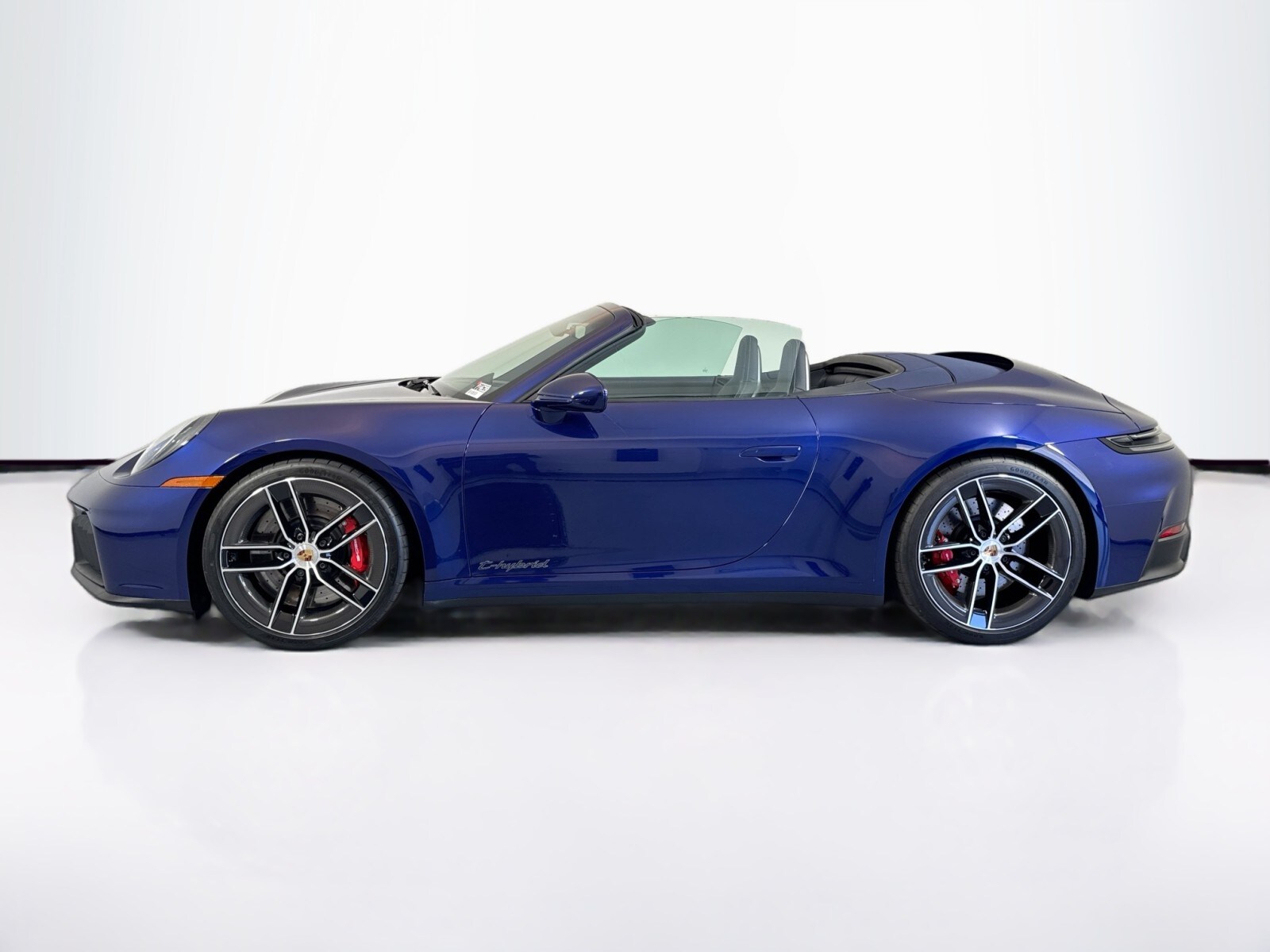 2025 Porsche 911 GTS photo 2