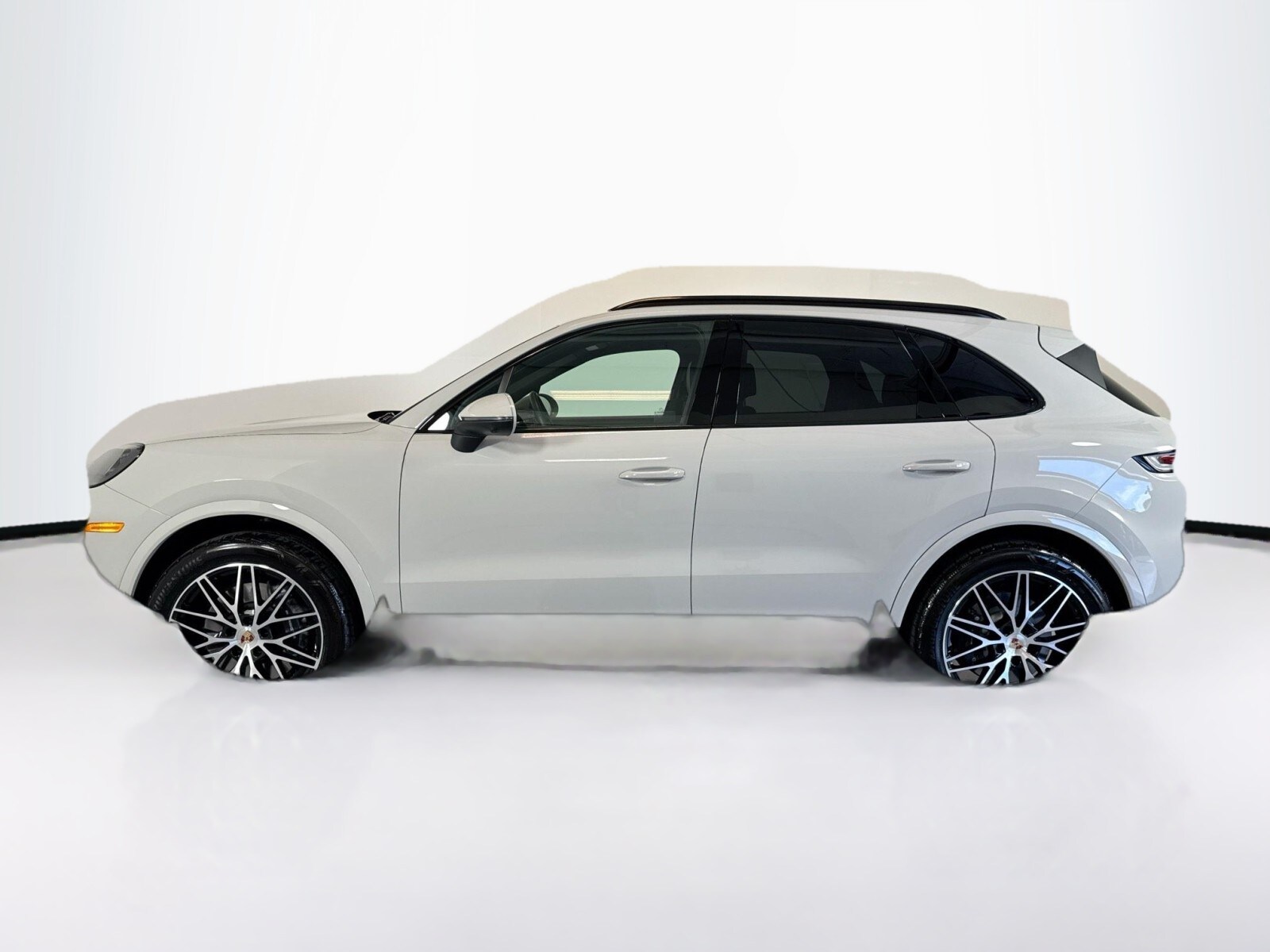 2025 Porsche Cayenne photo 2