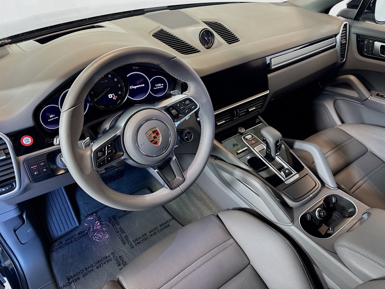2023 Porsche Cayenne E-Hybrid photo 3