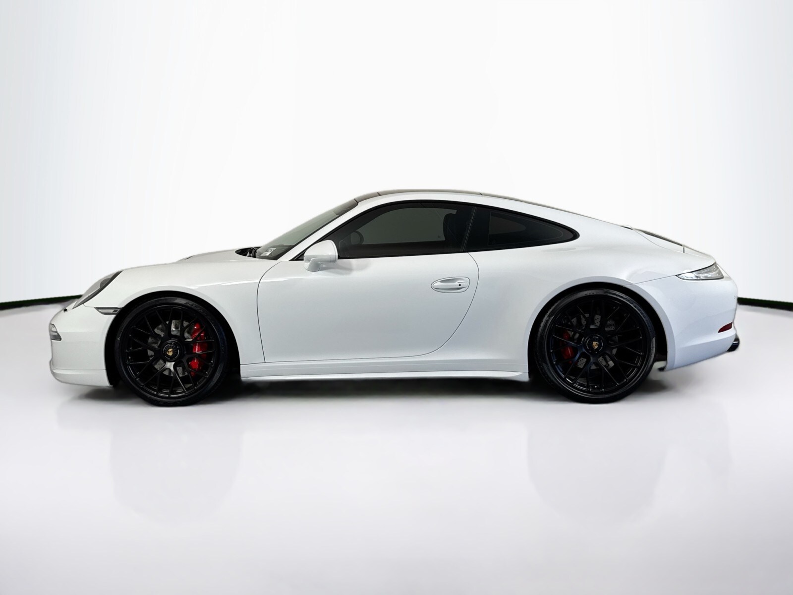2015 Porsche 911 GTS photo 2