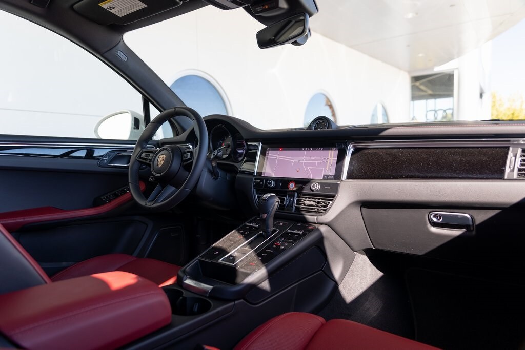 2025 Porsche Macan T photo 3
