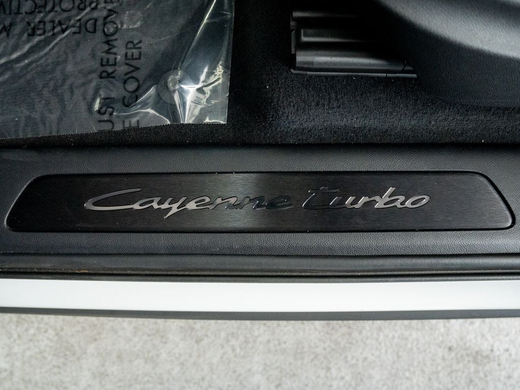 2025 Porsche Cayenne Turbo E-Hybrid - Photo 12