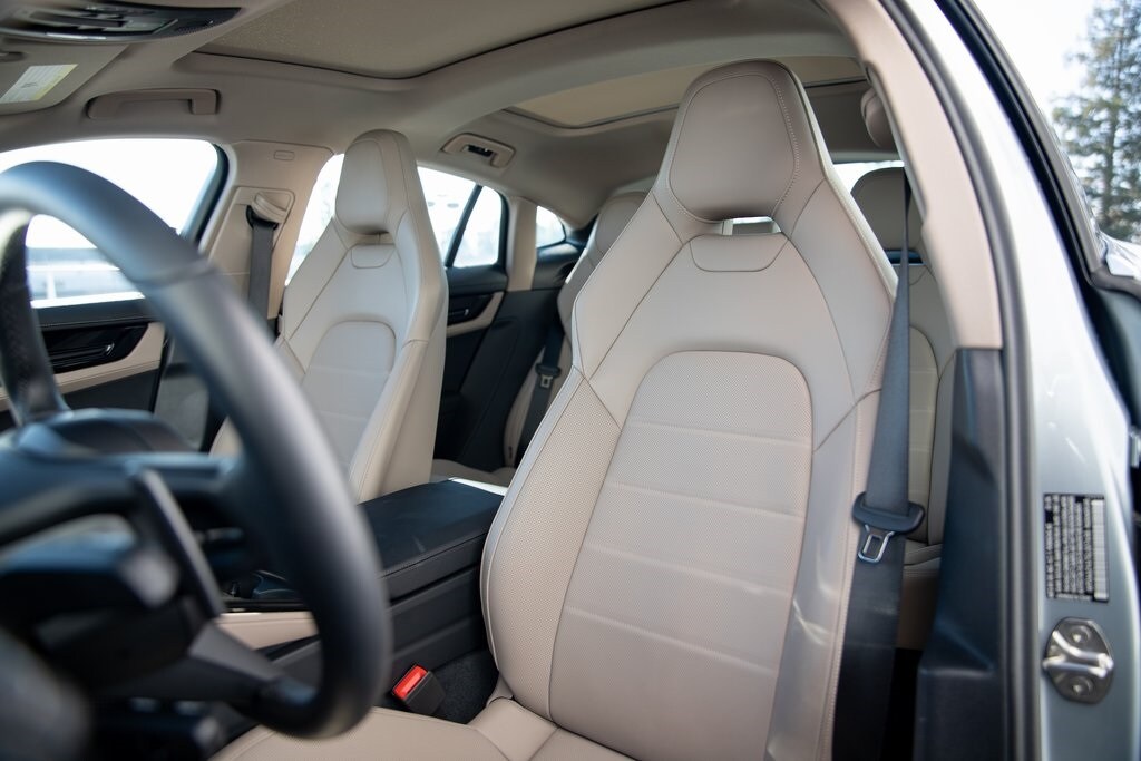 2025 Porsche Panamera photo 4