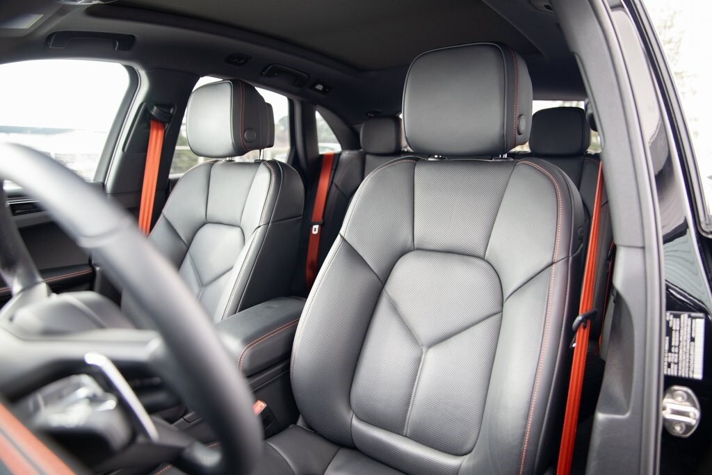 2025 Porsche Macan photo 4