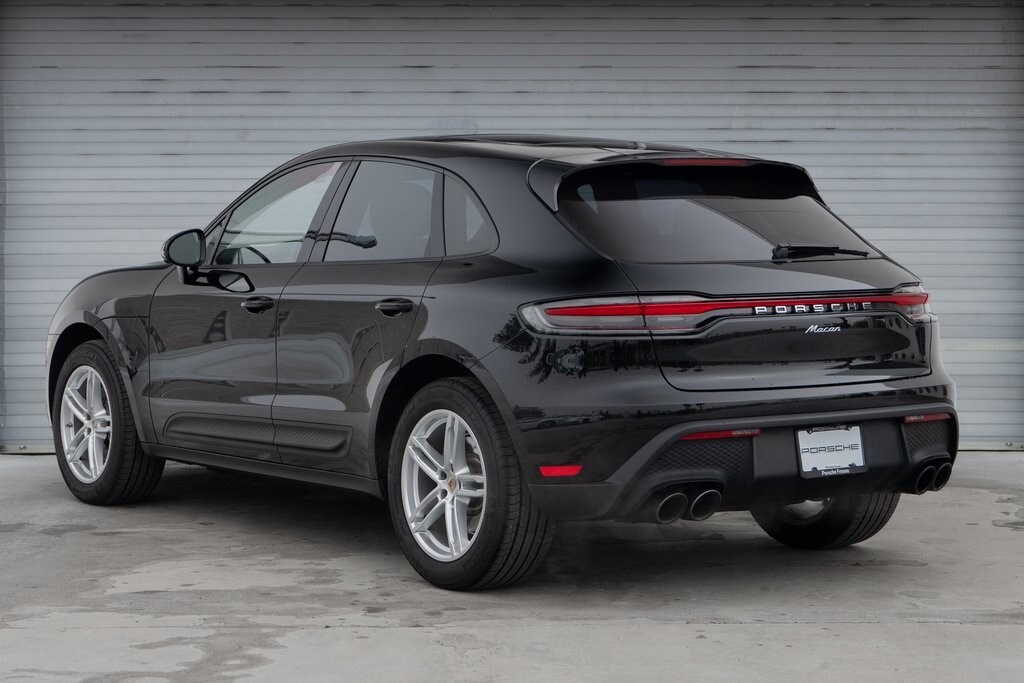 2025 Porsche Macan photo 2