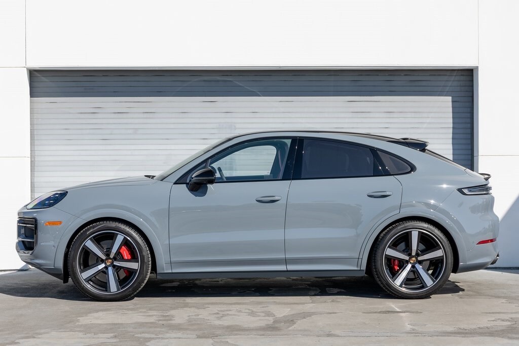 2025 Porsche Cayenne Coupe GTS photo 2