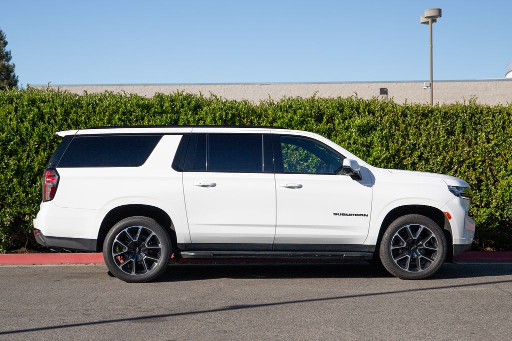 2023 Chevrolet Suburban RST photo 4