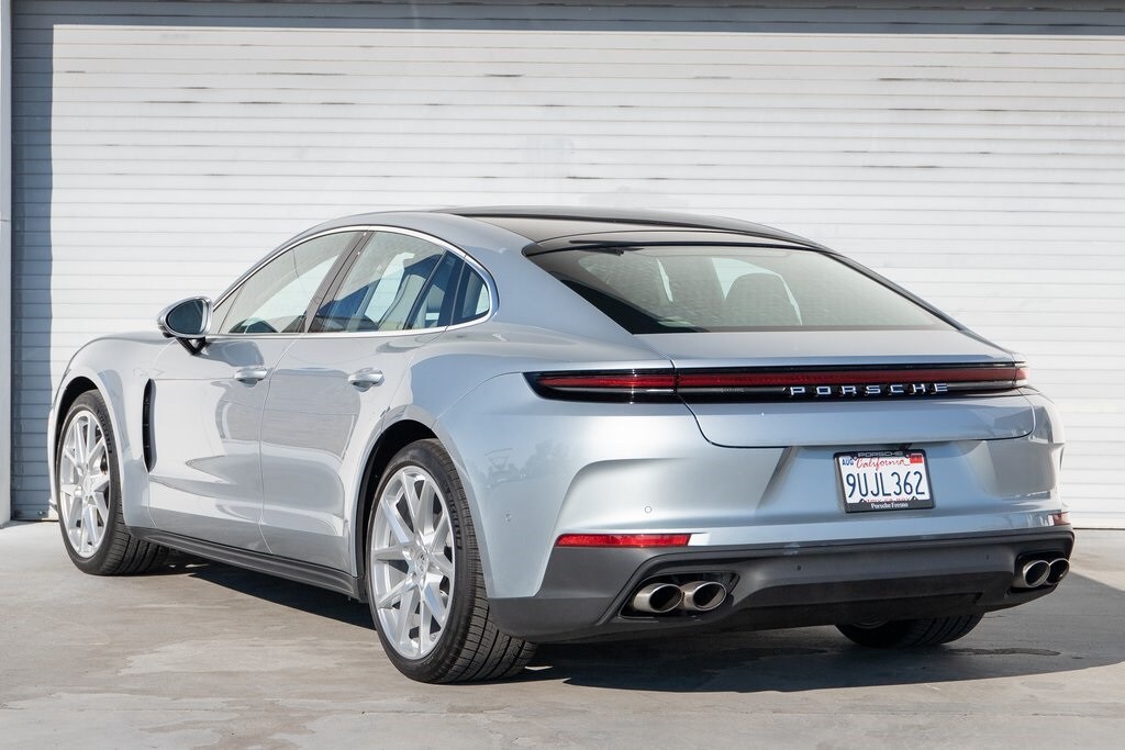 2025 Porsche Panamera photo 2