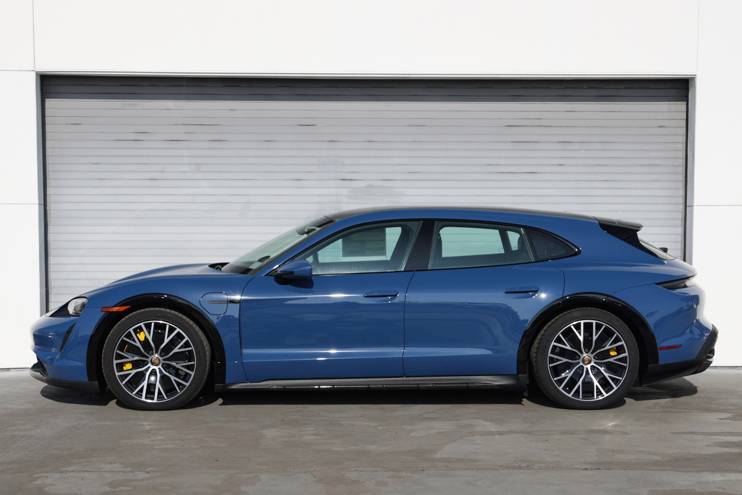 2024 Porsche Taycan Cross Turismo Turbo photo 2