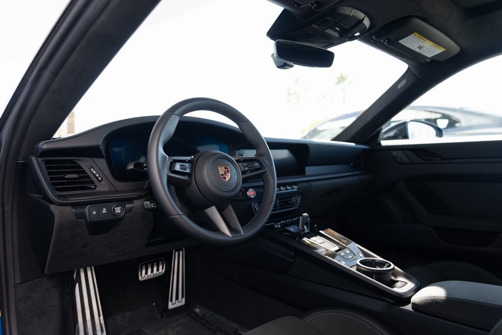 2025 Porsche 911 4 GTS photo 4
