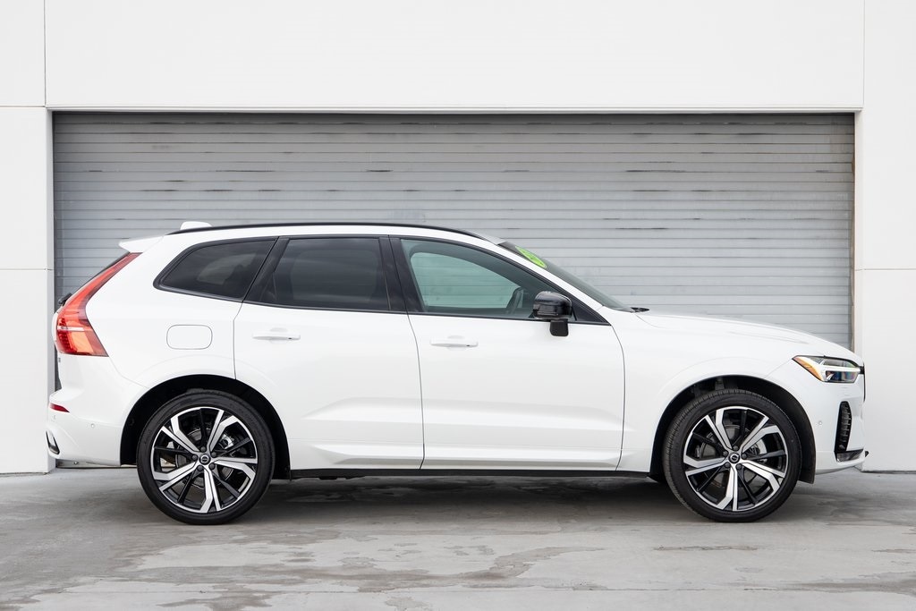 2022 Volvo XC60 B5 AWD R-Design photo 4