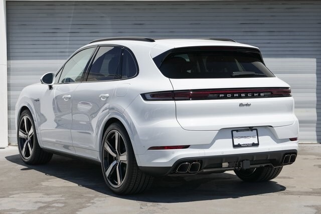 2025 Porsche Cayenne Turbo E-Hybrid photo 2