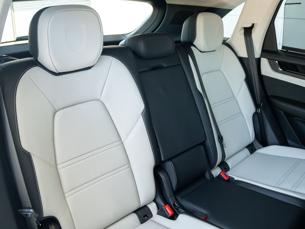 2025 Porsche Cayenne Turbo E-Hybrid - Photo 18