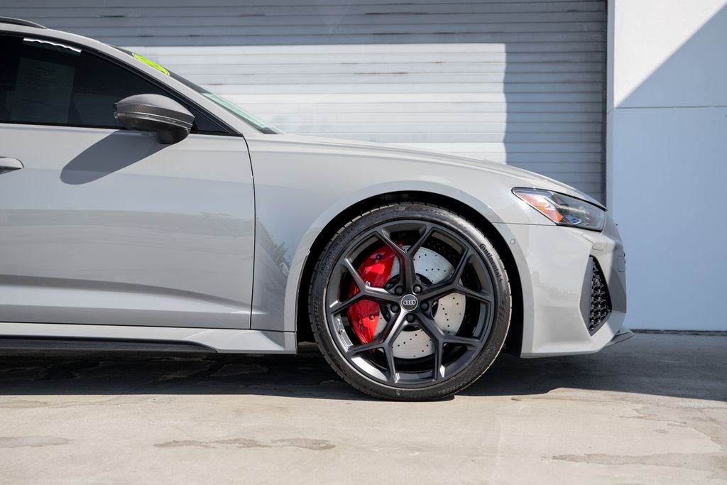 2025 Audi RS 6 Avant 4.0T performance photo 5